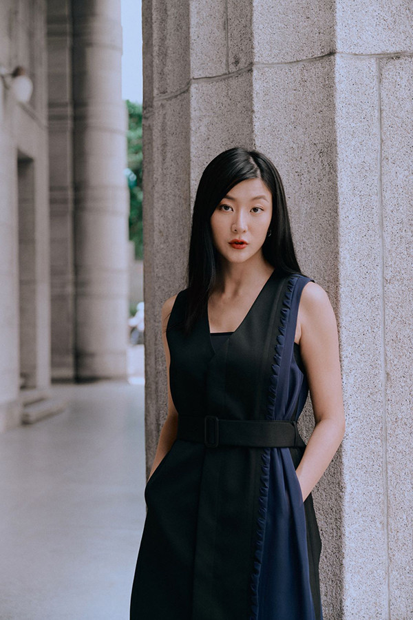 不對稱開釦洋裝 韓流行女裝,設計師女裝,女裝,設計感,秋冬,上班族,都會,秋冬洋裝,雪紡拼接,材質拼接,背心洋裝,中性色,無袖洋裝,撞色洋裝