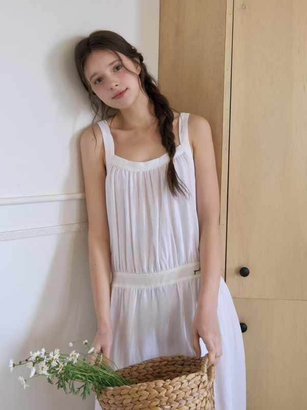 吊帶細褶洋裝 韓流行女裝,設計師女裝,女裝,吊帶洋裝,休閒洋裝,棉麻洋裝,無袖洋裝,造型,細褶感,復古,白色洋裝,低腰剪裁,刺繡