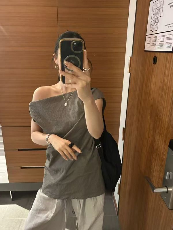 扭結裸肩上衣 韓流行女裝,設計師女裝,女裝,一字領,棉織,無袖上衣,單品,無袖上衣,裸肩上衣,露肩,極簡,廂型,歐美風