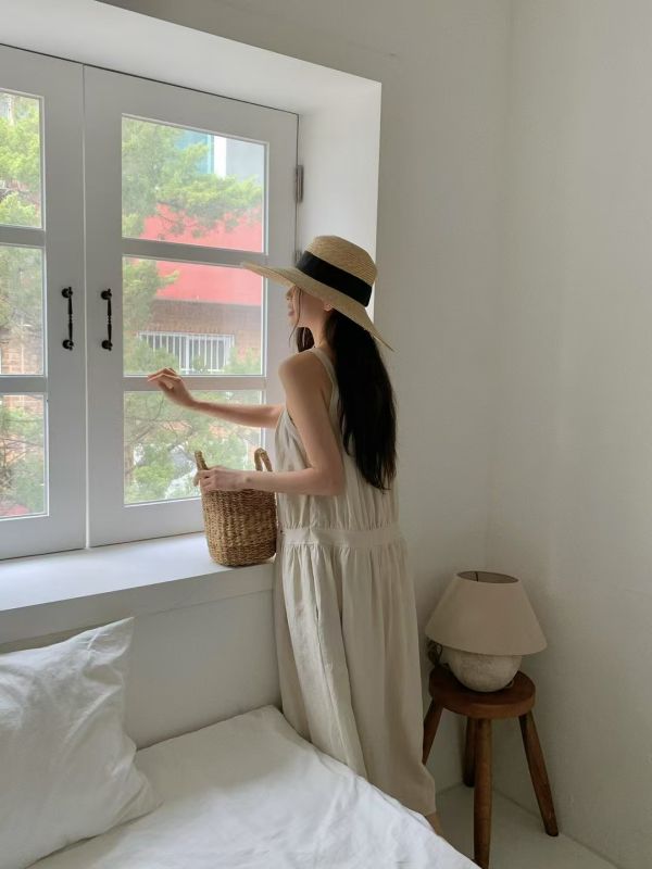 吊帶細褶洋裝 韓流行女裝,設計師女裝,女裝,吊帶洋裝,休閒洋裝,棉麻洋裝,無袖洋裝,造型,細褶感,復古,白色洋裝,低腰剪裁,刺繡