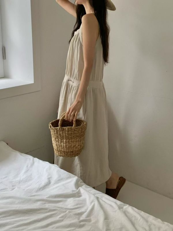 吊帶細褶洋裝 韓流行女裝,設計師女裝,女裝,吊帶洋裝,休閒洋裝,棉麻洋裝,無袖洋裝,造型,細褶感,復古,白色洋裝,低腰剪裁,刺繡