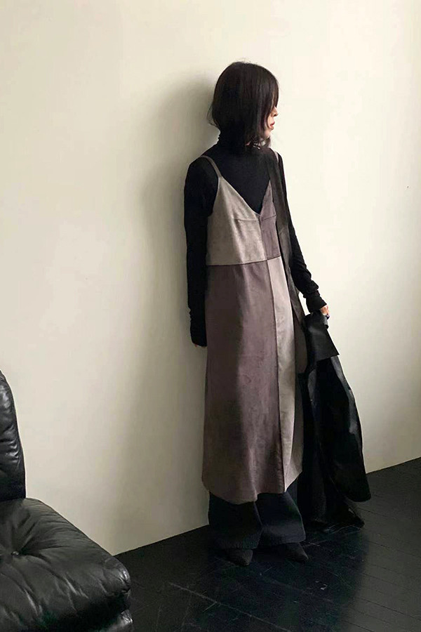 拼色吊帶洋裝 韓流行女裝,設計師女裝,女裝,設計感,秋冬,上班族,麂皮,秋冬洋裝,吊帶洋裝,拼接,背心洋裝,中性色,無袖洋裝,撞色洋裝