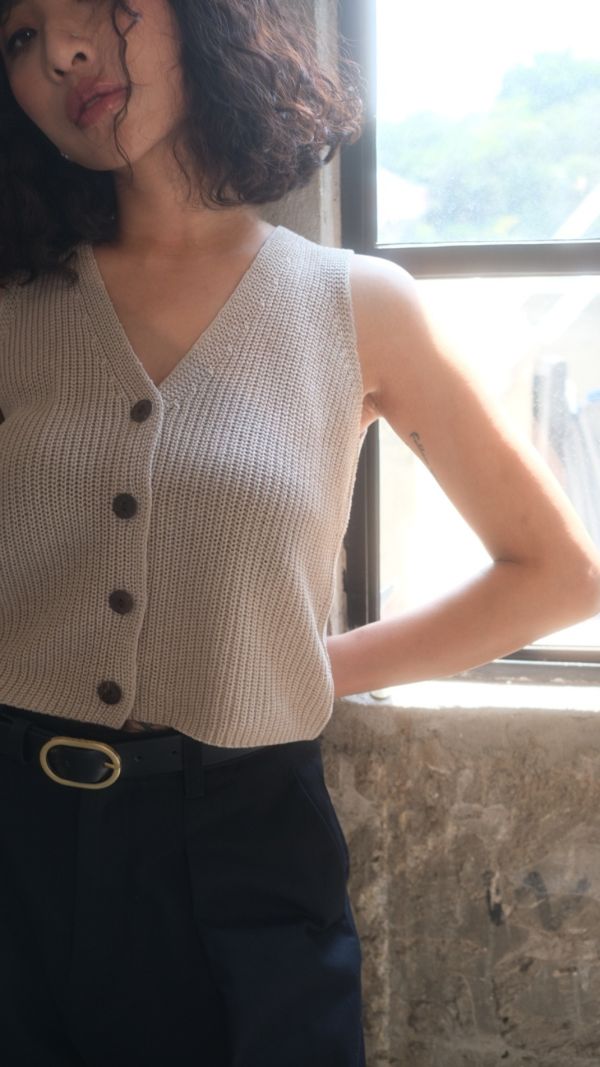 V領針織背心 韓流行女裝,設計師女裝,女裝,線衫,不對稱,夏季,短袖針織衫,不規則,運動風,寬鬆,休閒,隨性,粉彩