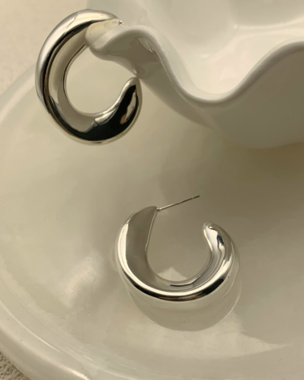 大彎月型耳環 流行飾品,上班族, 垂吊式耳環,飾品,大圓耳環,極簡風,時尚,純銀耳環,彎月,銀色耳環