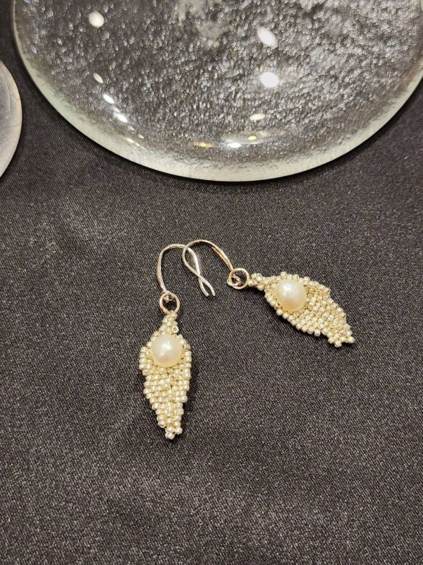 珍珠垂吊耳環 流行飾品,上班族, 手作飾品,耳環,飾品,耳墜,珍珠,葉子,手掌