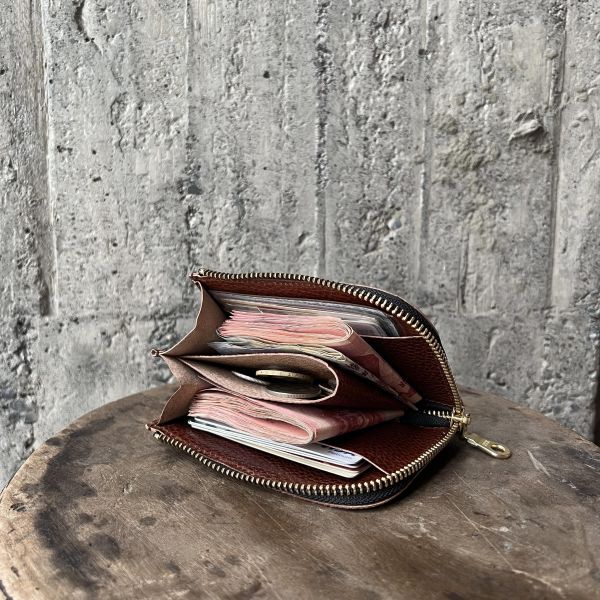 多夾層L形拉鍊短夾-麋鹿焦糖 