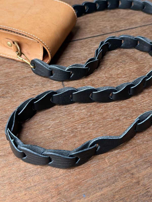 我愛。背帶-蜥蜴紋黑 