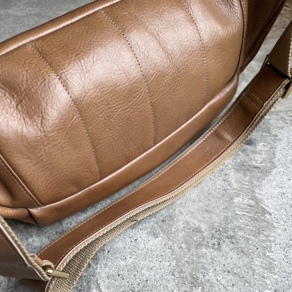 大容量胸包-金棕 