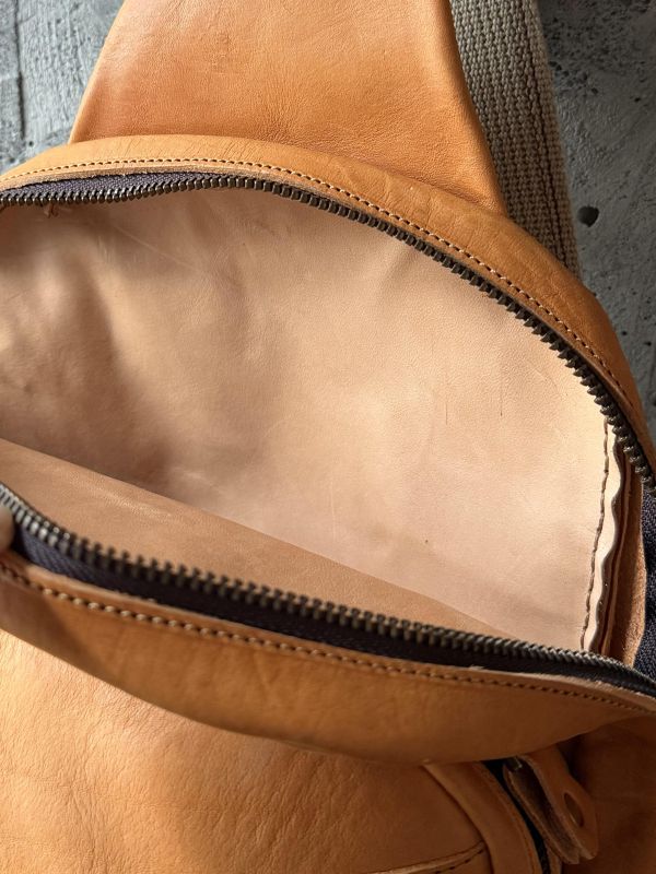 單肩斜背包-淺棕 