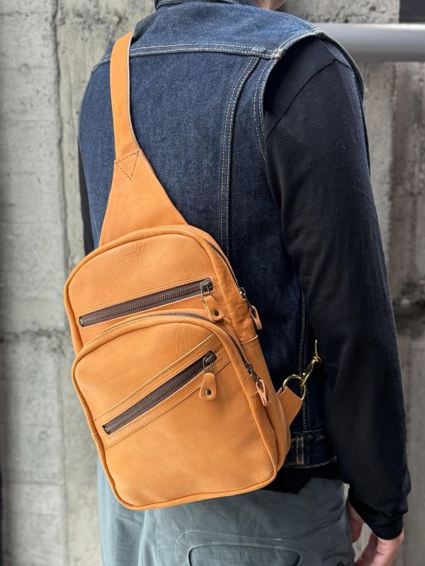 單肩斜背包-淺棕 