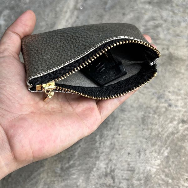 拉鍊鑰匙包-金屬黑銀 