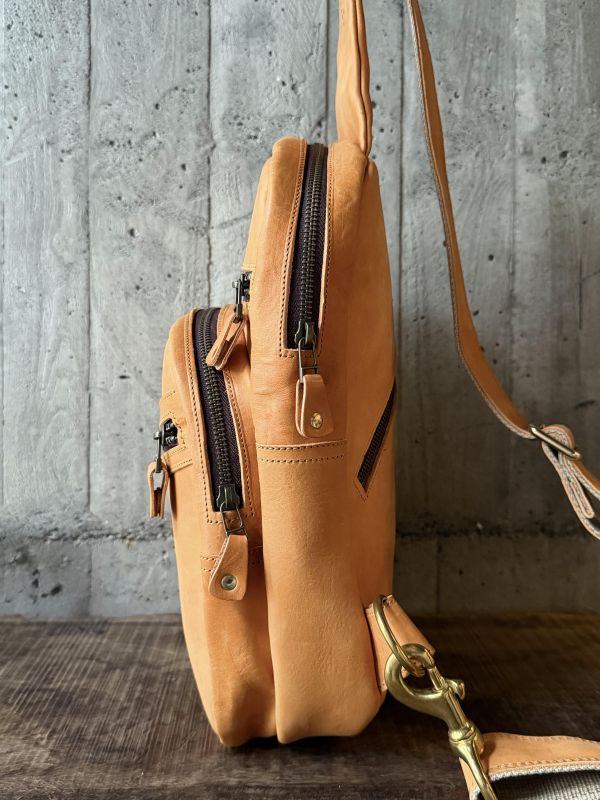 單肩斜背包-淺棕 