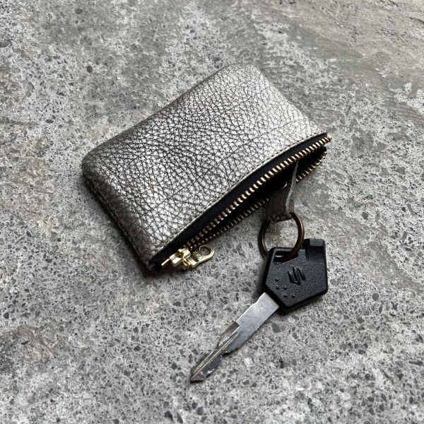 拉鍊鑰匙包-金屬黑銀 