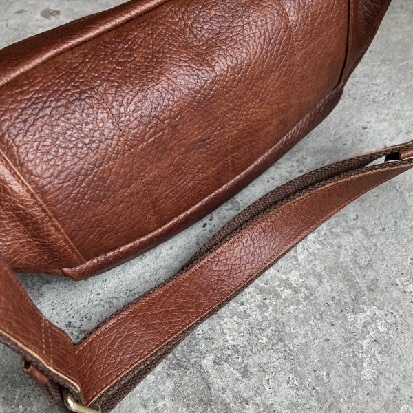 大容量胸包-粗獷紅咖 