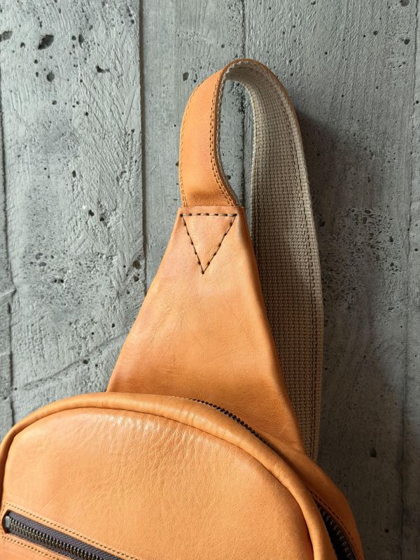 單肩斜背包-淺棕 