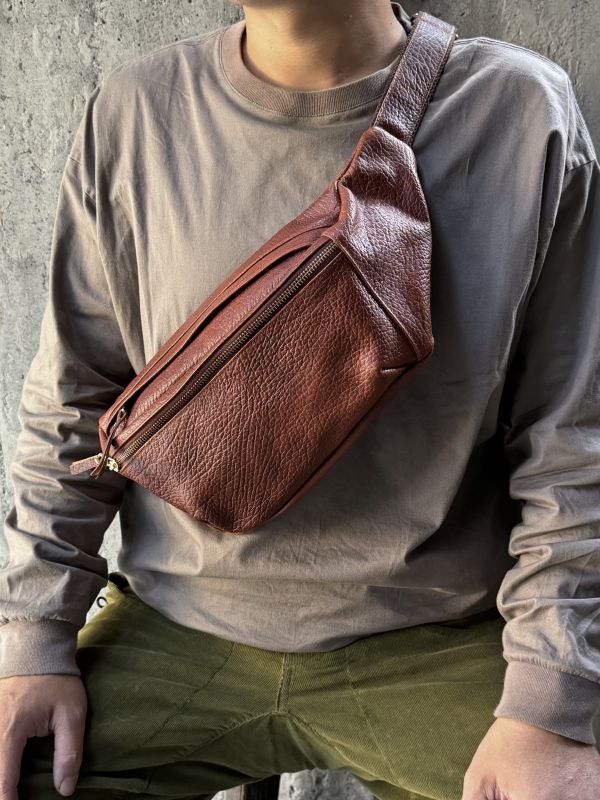 大容量胸包-粗獷紅咖 