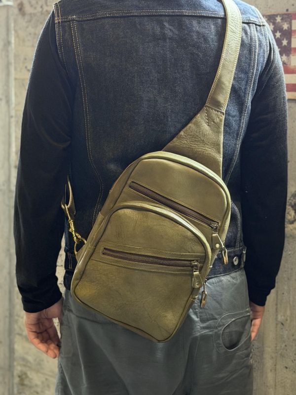 單肩斜背包-茶綠 