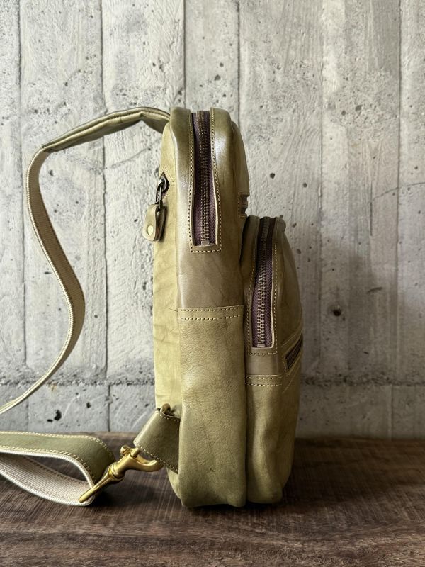 單肩斜背包-茶綠 