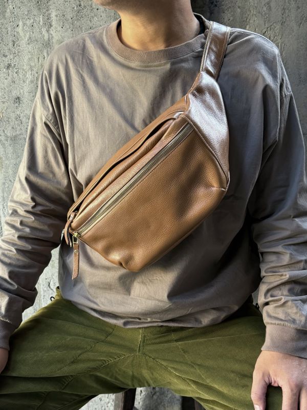 大容量胸包-金棕 