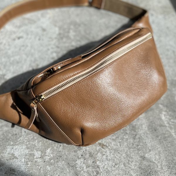 大容量胸包-金棕 