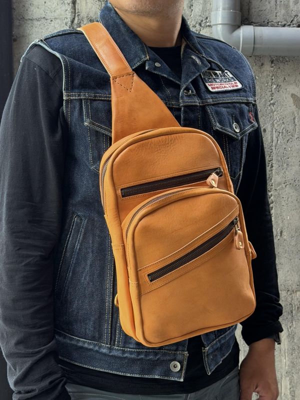 單肩斜背包-淺棕 