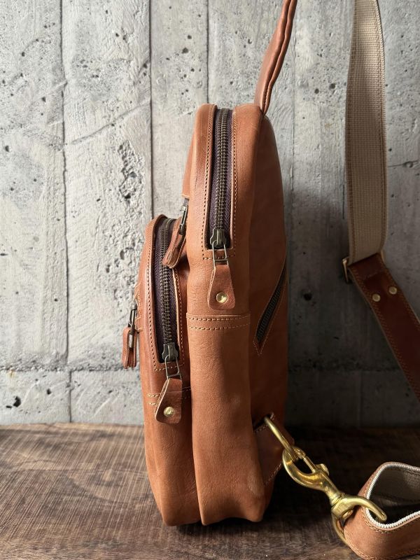 單肩斜背包-咖啡 