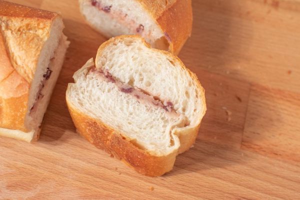 萬丹紅豆牛奶麵包（紅配綠） 萬丹紅豆,屏東紅豆,小農麵包,維也納牛奶麵包,高垂琮,宅配,團購,台北,冰心軟法,維也納麵包,紅豆麵包,牛奶麵包,法蘭司烘焙