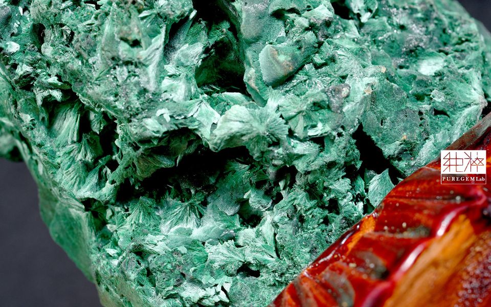 頂級絲絨光澤感孔雀石原礦(含木座) 絲絨孔雀石,Velvet Malachite,孔雀石