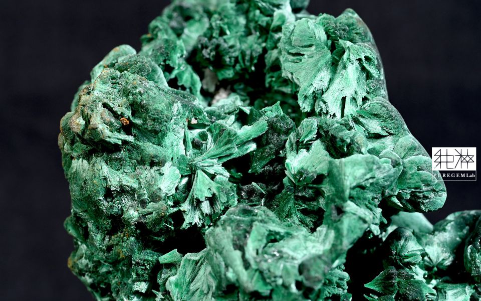 頂級絲絨光澤感孔雀石原礦(含木座) 絲絨孔雀石,Velvet Malachite,孔雀石