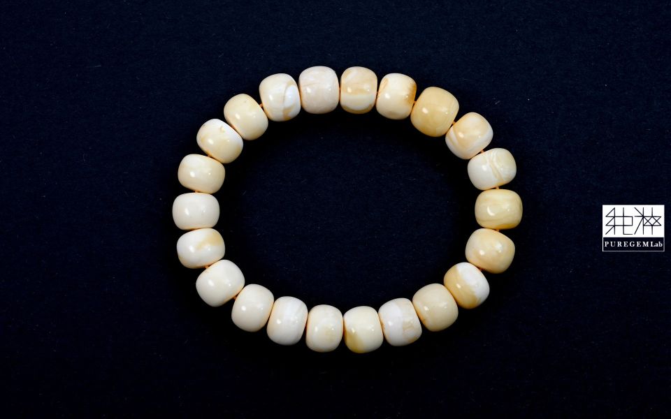 頂級俄料白花蜜蠟老型珠手串 琥珀,蜜蠟,雞油黃,Amber,藍珀,蟲珀,緬甸琥珀,波羅的海琥珀,墨西哥琥珀,多明尼加琥珀,金珀,血珀,翳珀,根珀,紫膜,綠膜,紅膜,溶洞,藥珀