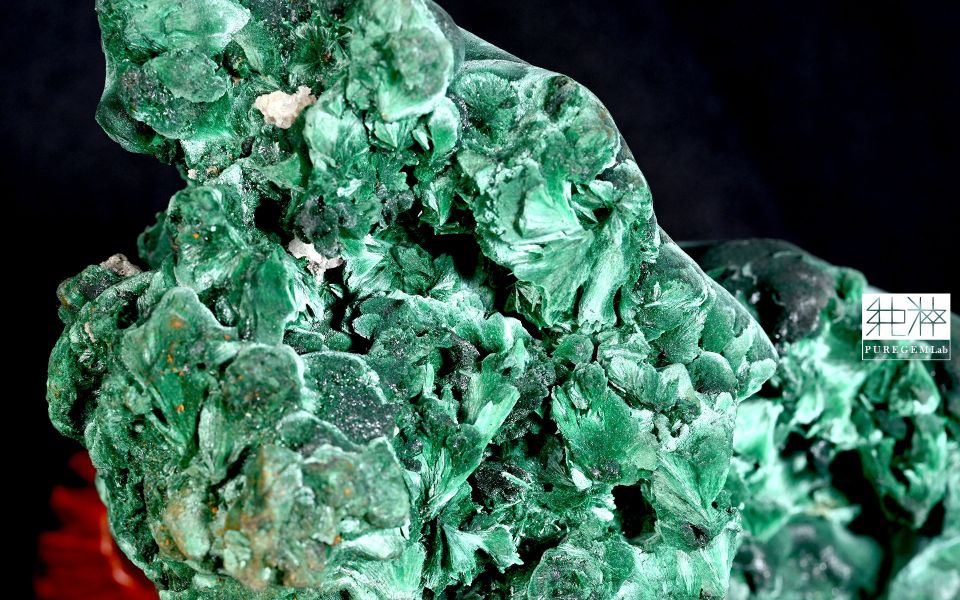 頂級絲絨光澤感孔雀石原礦(含木座) 絲絨孔雀石,Velvet Malachite,孔雀石