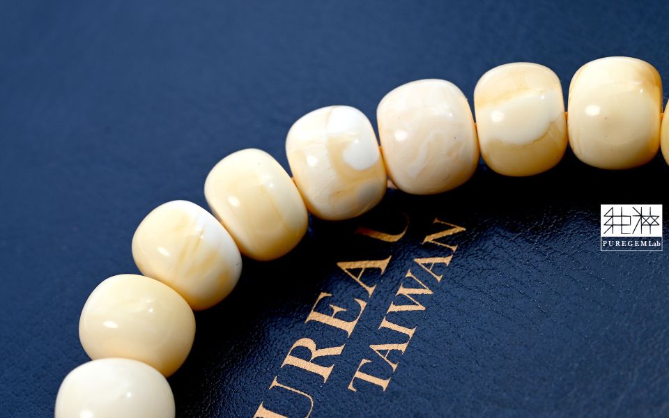 頂級俄料白花蜜蠟老型珠手串 琥珀,蜜蠟,雞油黃,Amber,藍珀,蟲珀,緬甸琥珀,波羅的海琥珀,墨西哥琥珀,多明尼加琥珀,金珀,血珀,翳珀,根珀,紫膜,綠膜,紅膜,溶洞,藥珀