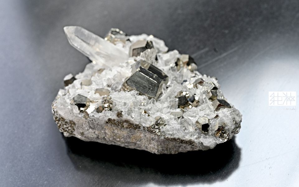 頂級天然白水晶與黃鐵礦共生特殊精品小晶簇 黃鐵礦,白水晶
