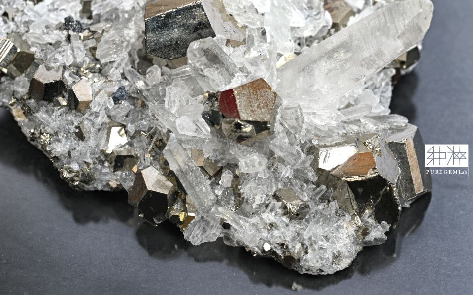 頂級天然白水晶與黃鐵礦共生特殊精品小晶簇 黃鐵礦,白水晶