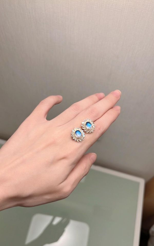 私藏設計 / 頂端珠寶級不用介紹的強藍暈玻璃體月光石18K金鑽石耳環 