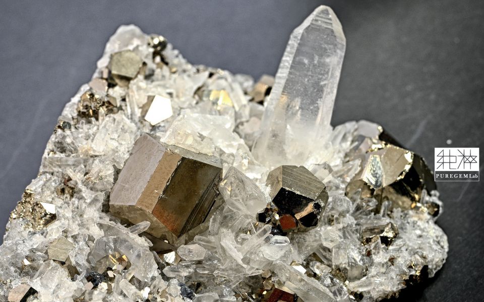 頂級天然白水晶與黃鐵礦共生特殊精品小晶簇 黃鐵礦,白水晶