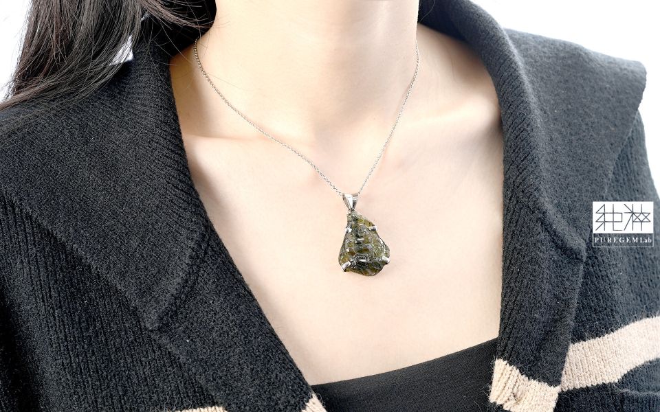 純粹寶石實驗室認證 / 頂端天然捷克隕石佛公純銀墜 捷克隕石,Moldavite,莫爾道玻隕石,天然玻璃隕石,捷克共和國