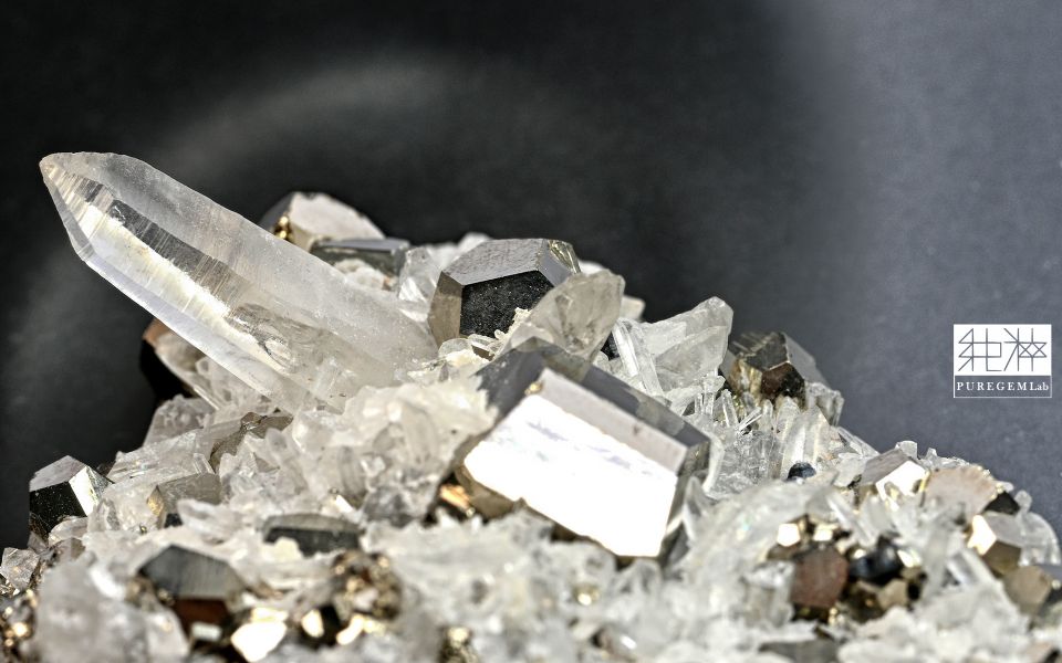 頂級天然白水晶與黃鐵礦共生特殊精品小晶簇 黃鐵礦,白水晶