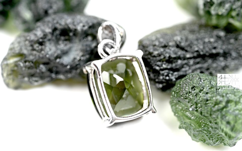 天然珠寶級捷克隕石矩形明亮琢型純銀包鑲墜 捷克隕石,Moldavite,莫爾道玻隕石,天然玻璃隕石,捷克共和國