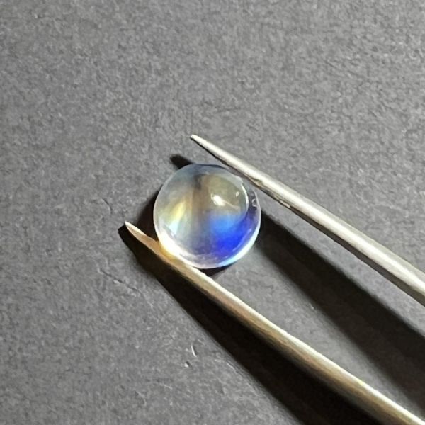 頂級印度高彩虹彩暈月光石圓形糖塔裸石 3.63ct 