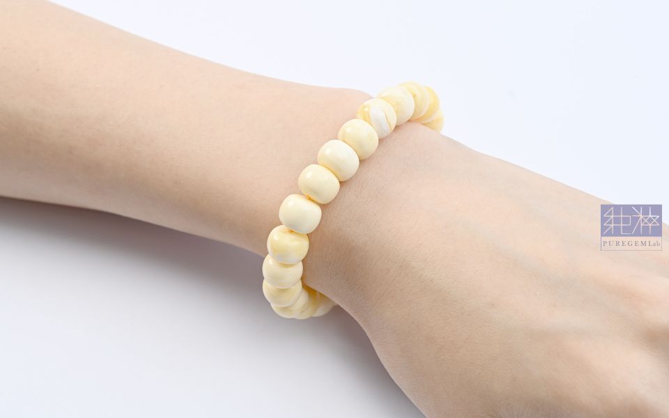 頂級俄料白花蜜蠟老型珠手串 琥珀,蜜蠟,雞油黃,Amber,藍珀,蟲珀,緬甸琥珀,波羅的海琥珀,墨西哥琥珀,多明尼加琥珀,金珀,血珀,翳珀,根珀,紫膜,綠膜,紅膜,溶洞,藥珀