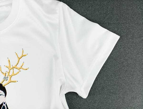 鹿角少女白色印花短袖圓T《零碼》 印花T恤MaxFIT,吸濕排汗,台灣製造