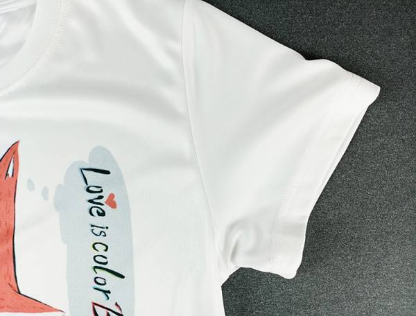Love is color blind白色印花短袖圓T《零碼》 印花T恤MaxFIT,吸濕排汗,台灣製造