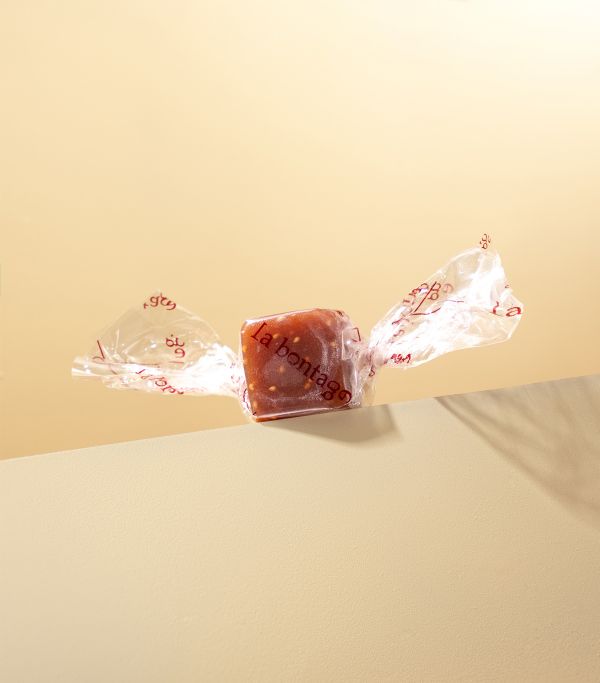 •。季節限定 •。鮮草莓法式牛奶糖 Strawberry  - 8顆裝【冷藏】    每一顆鮮草莓法式牛奶糖，皆濃縮約三顆新鮮草莓的果實精華，經長時間細火熬煮，呈現草莓最飽滿、自然的酸甜層次。※ 鮮草莓口味採用當季果園直送草莓，因製作流程較為費時、每批產量有限；訂單高峰期間出貨時間可能略有調整，將依製作完成順序為您安排出貨。 牛奶糖,法式牛奶糖,玫瑰覆盆莓法式牛奶糖,玫瑰覆盆莓牛奶糖,法式嚼感,純手工牛奶糖