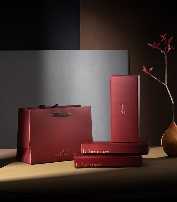 •。季節限定 •。鮮草莓法式牛奶糖 Strawberry  - 8顆裝【冷藏】    每一顆鮮草莓法式牛奶糖，皆濃縮約三顆新鮮草莓的果實精華，經長時間細火熬煮，呈現草莓最飽滿、自然的酸甜層次。※ 鮮草莓口味採用當季果園直送草莓，因製作流程較為費時、每批產量有限；訂單高峰期間出貨時間可能略有調整，將依製作完成順序為您安排出貨。 牛奶糖,法式牛奶糖,玫瑰覆盆莓法式牛奶糖,玫瑰覆盆莓牛奶糖,法式嚼感,純手工牛奶糖