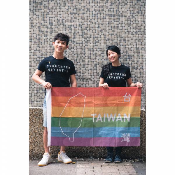 「不孤單」婚權紀念T恤（黑色） 金彩台灣,同志,台灣,LGBT,彩虹