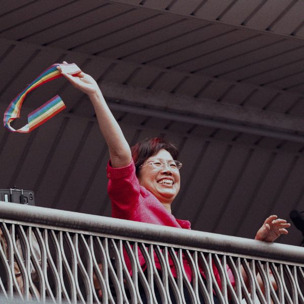 亞洲第一： 尤美女和臺灣同婚法案的故事（尤美女簽名板） 