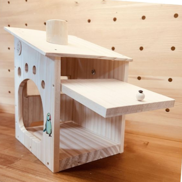 W485 林中雪屋中型鸚鵡木屋｜大挑高空間 中型鸚鵡木屋、鸚鵡木箱推薦、客製化雷雕鳥窩、天然松木鳥巢、和尚鸚鵡木屋、小太陽鸚鵡用品、台灣製鸚鵡玩具、MY PET BIRD、原木鳥窩設計、鸚鵡繁殖箱。