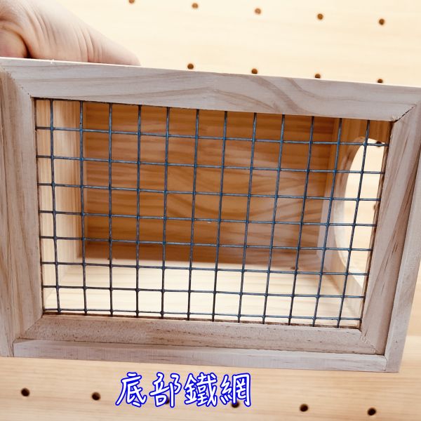 W4A1 鳥寶躲避屋｜雙開口 松木製造 抽拉式清潔設計 鸚鵡 安全感 躲避屋

仿小木屋 鳥屋

鸚鵡 站棍 木屋

文鳥 休息 木屋

鳥籠 配件 木屋

鸚鵡 窩 推薦