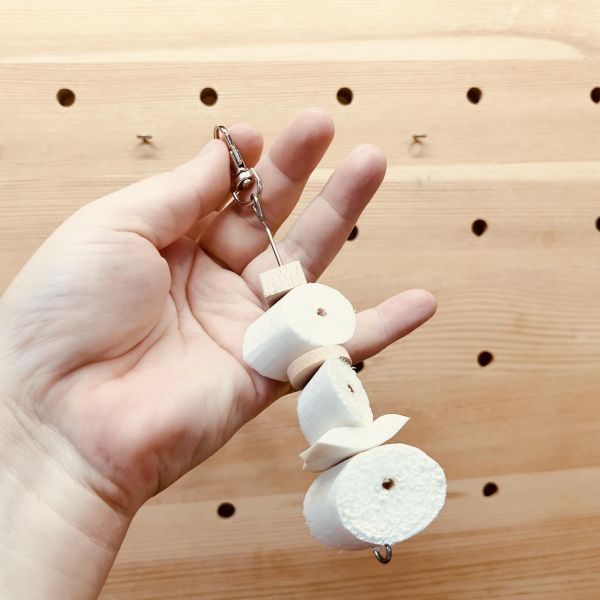 W050  天然通草芯墨魚骨鳥玩具 鸚鵡玩具, 墨魚骨串, 通草芯鳥玩具, 鸚鵡補鈣, 鸚鵡磨嘴玩具, 小太陽玩具, 玄鳳鸚鵡玩具, 情侶鳥玩具, 天然原木鳥玩具, 鳥用啃咬串, MY PET BIRD